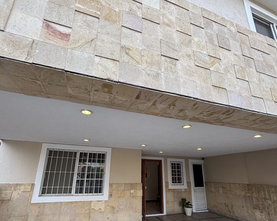 Acabado de fachada con cantera y luces empotradas