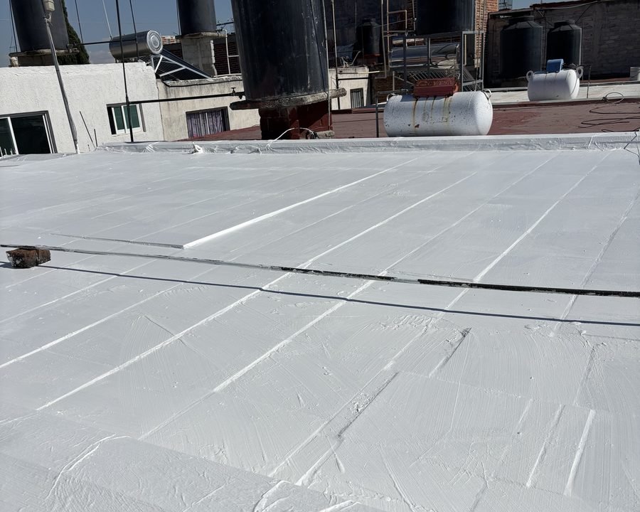 Azotea impermeabilizada, acabado blanco reflejante